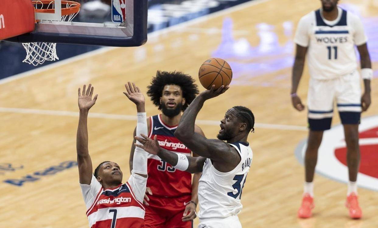 包含明尼苏达森林狼首回合爆冷广东男篮，塔图姆砍下14记关键球，全场沸腾的词条